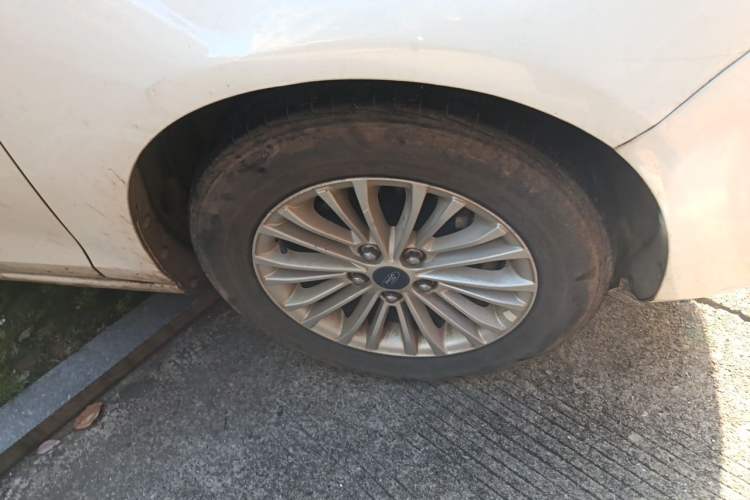 Used Ford Escort 2015 1.5L Manual Comfort Model Right Front Wheel Hub