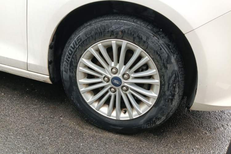 Used Ford Escort 2015 1.5L Manual Comfort Model Right Front Wheel Hub