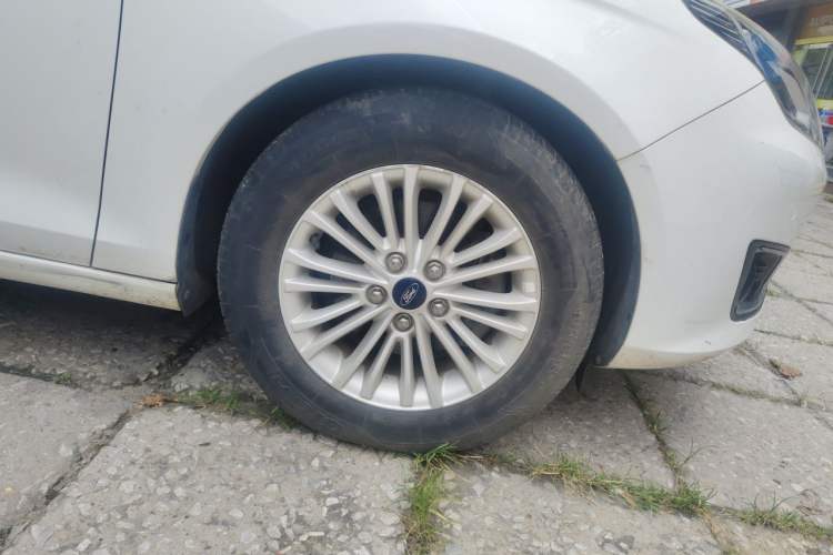 Used Ford Escort 2015 1.5L Manual Comfort Model Right Front Wheel Hub