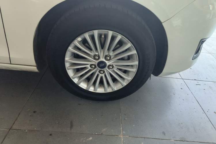 Used Ford Escort 2015 1.5L Manual Comfort Model Right Front Wheel Hub