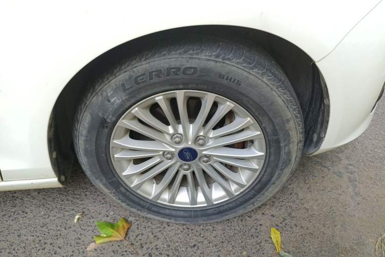 Used Ford Escort 2015 1.5L Automatic Comfort Edition Right Front Wheel Hub
