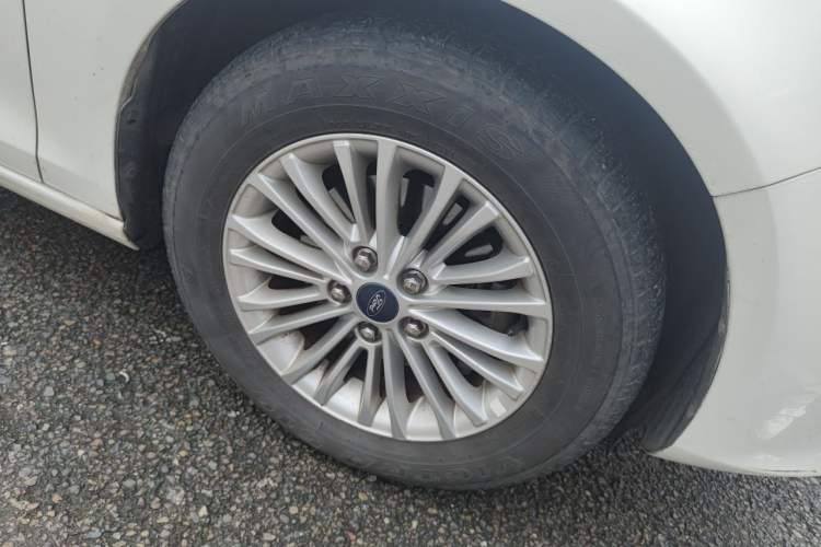 Used Ford Escort 2015 1.5L Manual Comfort Model Right Front Wheel Hub