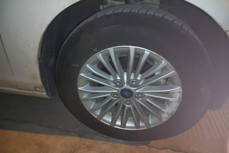 Used Ford Escort 2015 1.5L Manual Comfort Model Right Front Wheel Hub