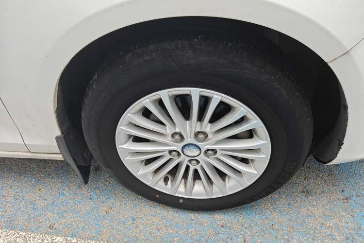 Used Ford Escort 2015 1.5L Automatic Comfort Edition Right Front Wheel Hub
