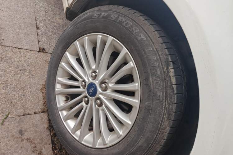 Used Ford Escort 2015 1.5L Automatic Comfort Edition Right Front Wheel Hub