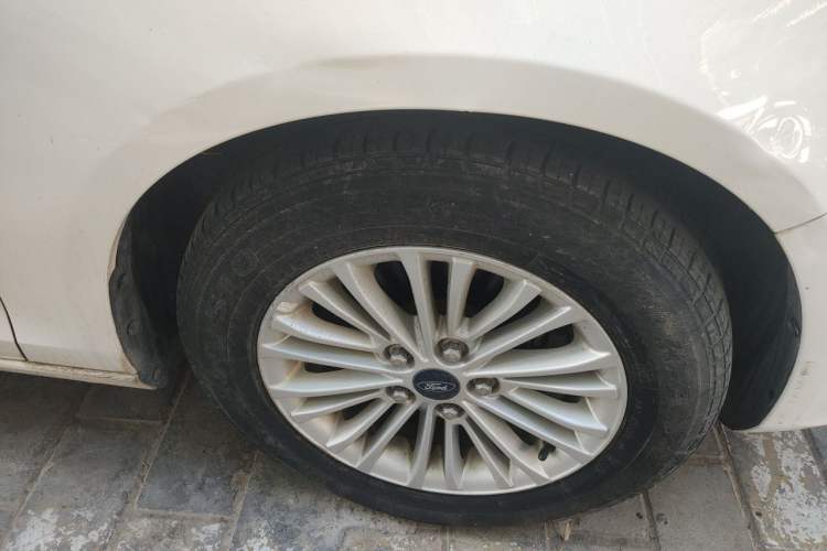 Used Ford Escort 2015 1.5L Manual Comfort Model Right Front Wheel Hub