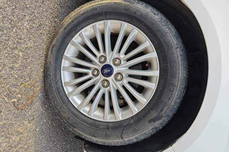 Used Ford Escort 2015 1.5L Manual Comfort Model Right Front Wheel Hub