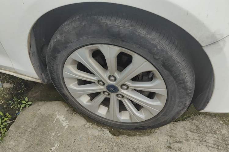 Used Ford Escort 2015 1.5L Manual Fashion Edition Right Front Wheel Hub