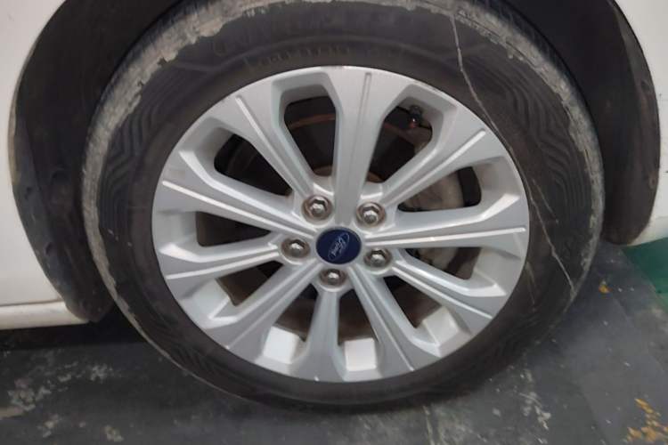 Used Ford Escort 2015 1.5L Automatic Fashion Model Right Front Wheel Hub