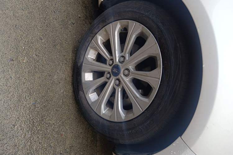 Used Ford Escort 2015 1.5L Manual Fashion Edition Right Front Wheel Hub