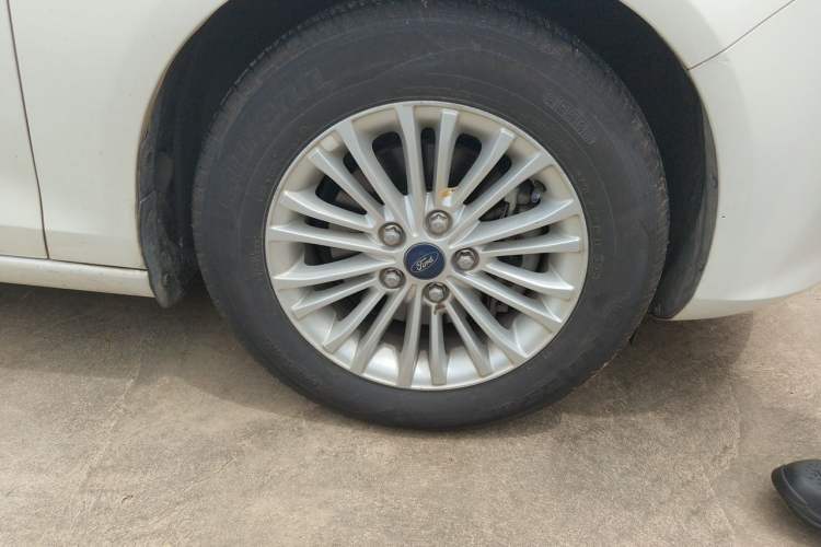 Used Ford Escort 2015 1.5L Automatic Comfort Edition Right Front Wheel Hub