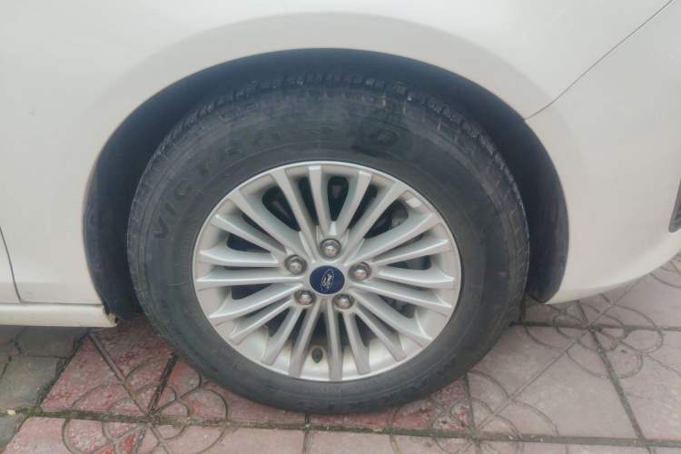 Used Ford Escort 2015 1.5L Manual Comfort Model Right Front Wheel Hub
