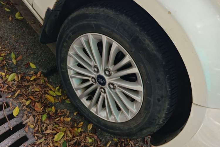 Used Ford Escort 2015 1.5L Automatic Comfort Edition Right Front Wheel Hub