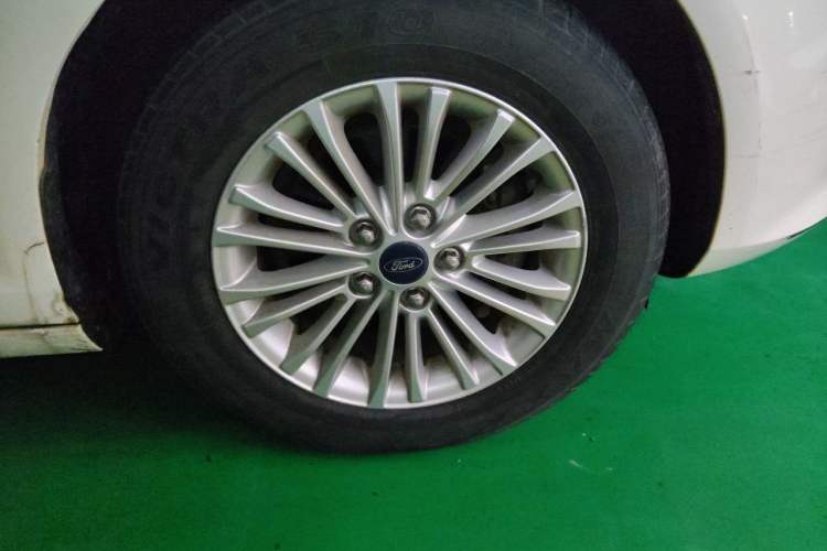 Used Ford Escort 2015 1.5L Automatic Comfort Edition Right Front Wheel Hub