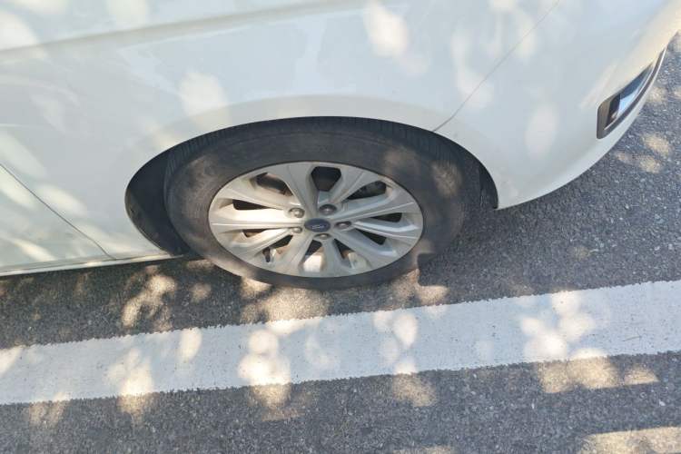 Used Ford Escort 2015 1.5L Manual Fashion Edition Right Front Wheel Hub