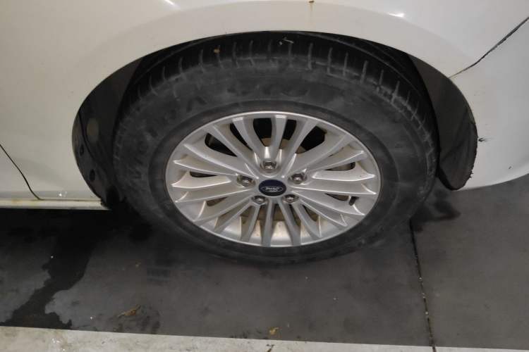 Used Ford Escort 2015 1.5L Automatic Comfort Edition Right Front Wheel Hub