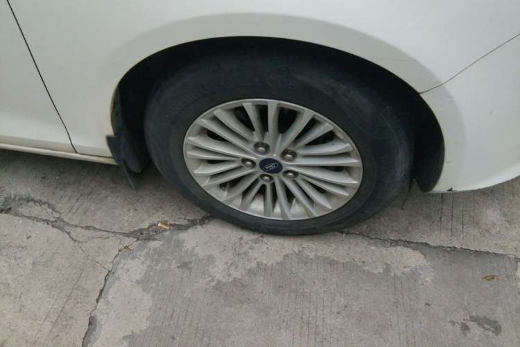 Used Ford Escort 2015 1.5L Manual Comfort Model Right Front Wheel Hub