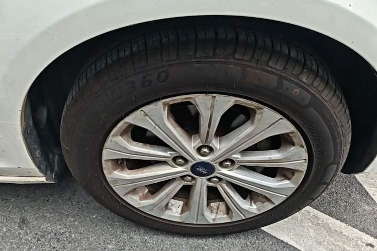 Used Ford Escort 2015 1.5L Automatic Fashion Model Right Front Wheel Hub