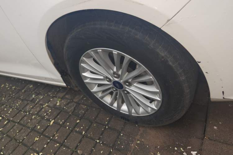Used Ford Escort 2015 1.5L Automatic Comfort Edition Right Front Wheel Hub