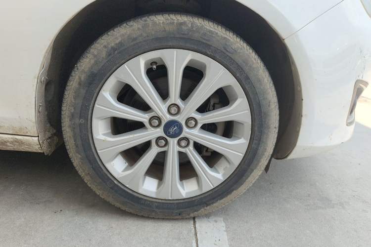 Used Ford Escort 2015 1.5L Manual Fashion Edition Right Front Wheel Hub