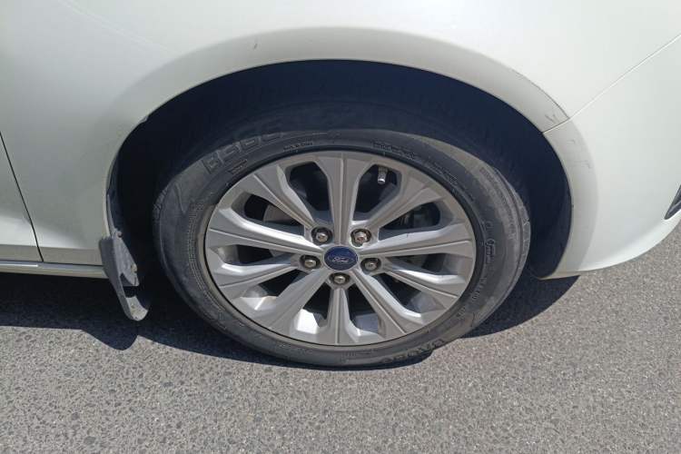 Used Ford Escort 2015 1.5L Automatic Fashion Model Right Front Wheel Hub