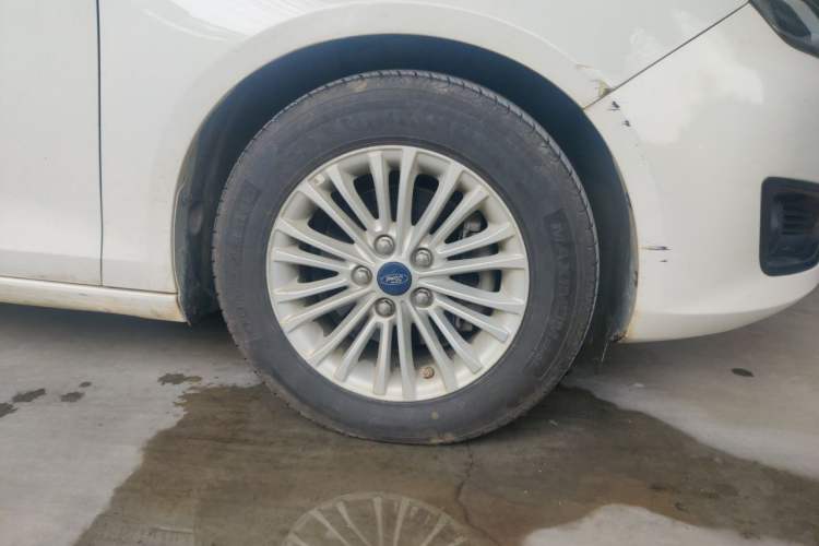 Used Ford Escort 2015 1.5L Manual Comfort Model Right Front Wheel Hub
