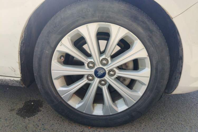 Used Ford Escort 2015 1.5L Manual Fashion Edition Right Front Wheel Hub
