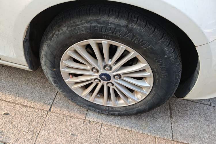 Used Ford Escort 2015 1.5L Manual Comfort Model Right Front Wheel Hub
