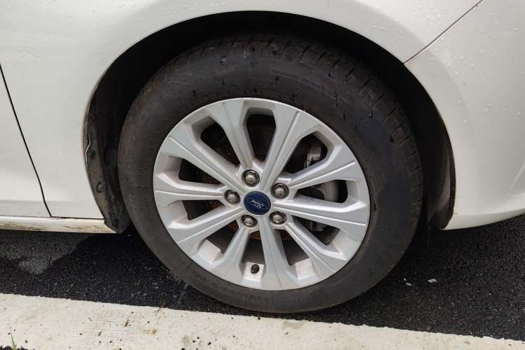 Used Ford Escort 2015 1.5L Manual Fashion Edition Right Front Wheel Hub