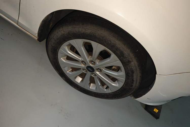 Used Ford Escort 2015 1.5L Automatic Fashion Model Right Front Wheel Hub
