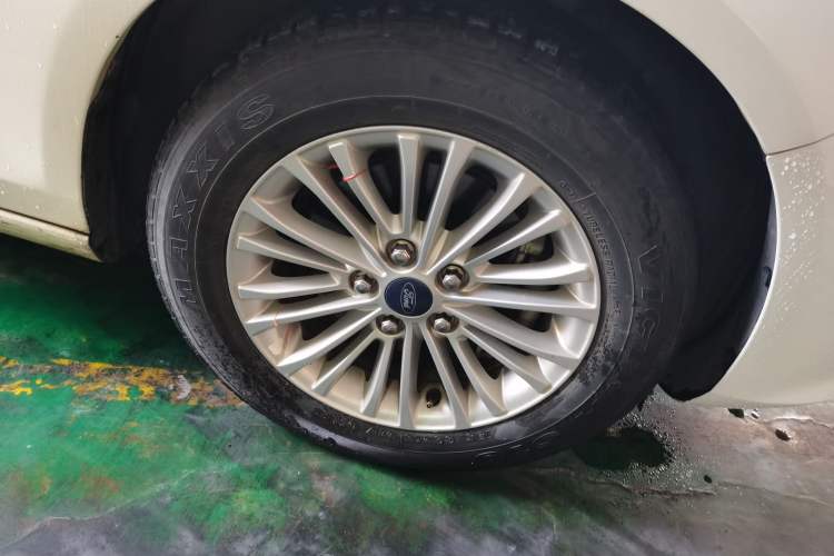 Used Ford Escort 2015 1.5L Automatic Comfort Edition Right Front Wheel Hub
