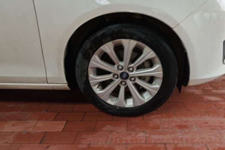 Used Ford Escort 2015 1.5L Automatic Fashion Model Right Front Wheel Hub