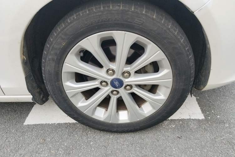 Used Ford Escort 2015 1.5L Automatic Fashion Model Right Front Wheel Hub