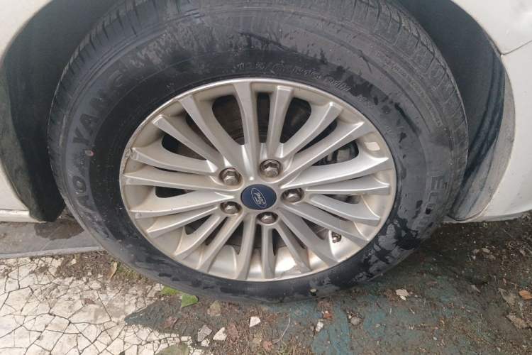Used Ford Escort 2015 1.5L Manual Comfort Model Right Front Wheel Hub