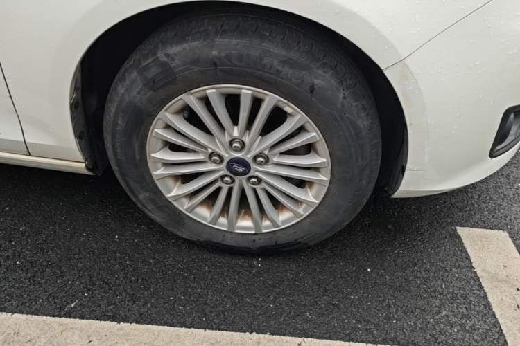 Used Ford Escort 2015 1.5L Automatic Comfort Edition Right Front Wheel Hub