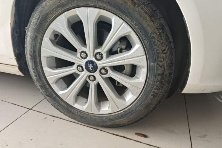 Used Ford Escort 2015 1.5L Automatic Fashion Model Right Front Wheel Hub