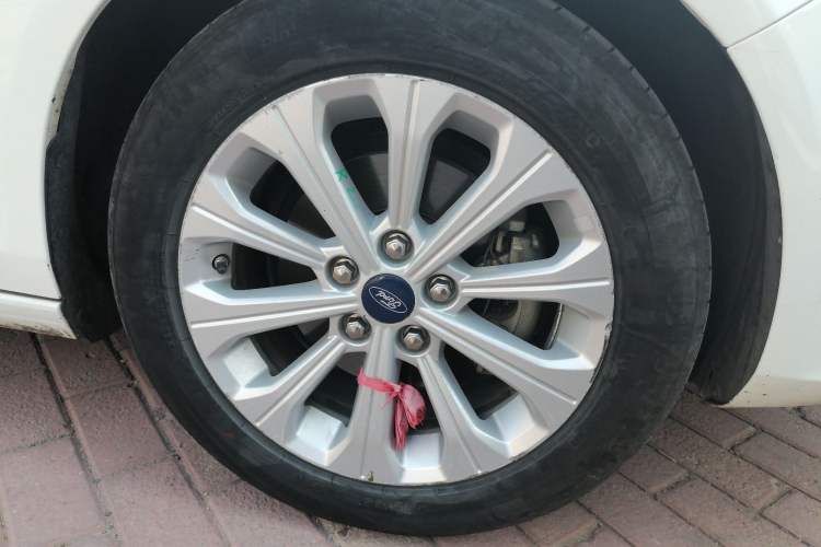 Used Ford Escort 2015 1.5L Manual Fashion Edition Right Front Wheel Hub