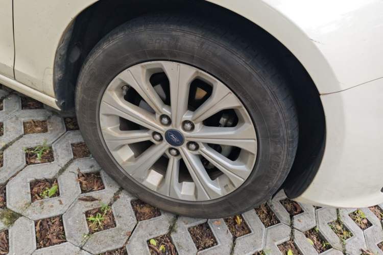 Used Ford Escort 2015 1.5L Automatic Fashion Model Right Front Wheel Hub