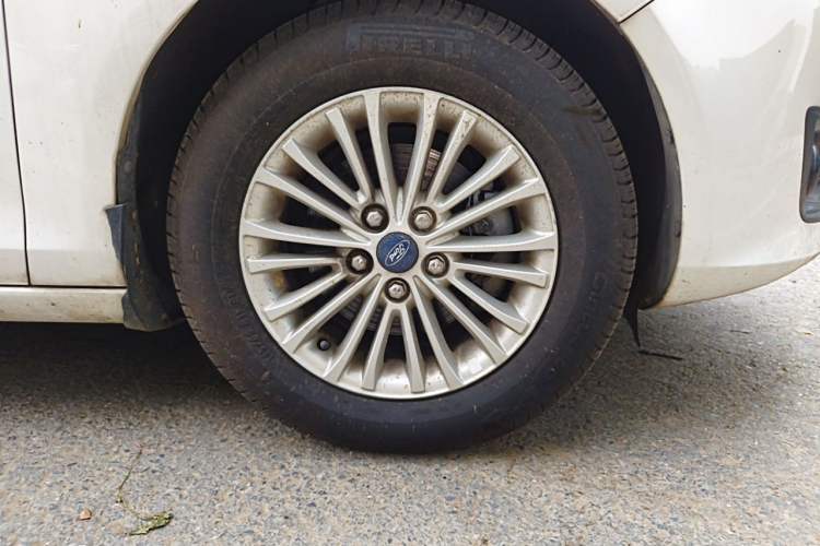 Used Ford Escort 2015 1.5L Manual Comfort Model Right Front Wheel Hub