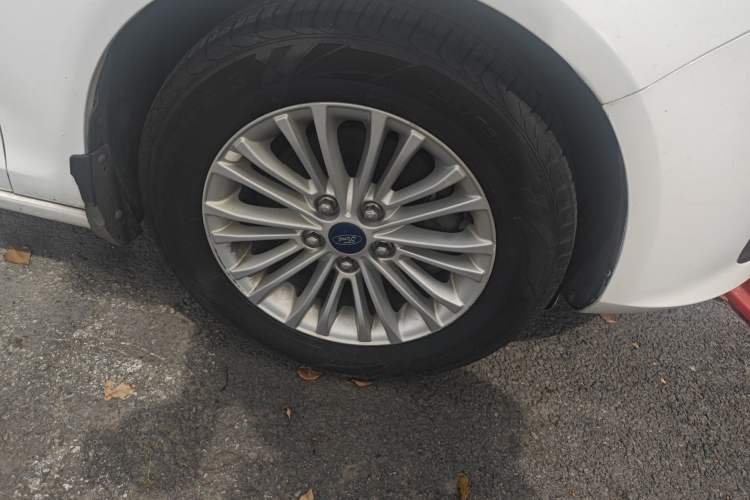Used Ford Escort 2015 1.5L Manual Comfort Model Right Front Wheel Hub