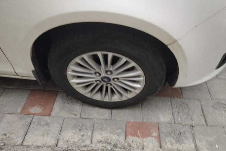 Used Ford Escort 2015 1.5L Manual Comfort Model Right Front Wheel Hub