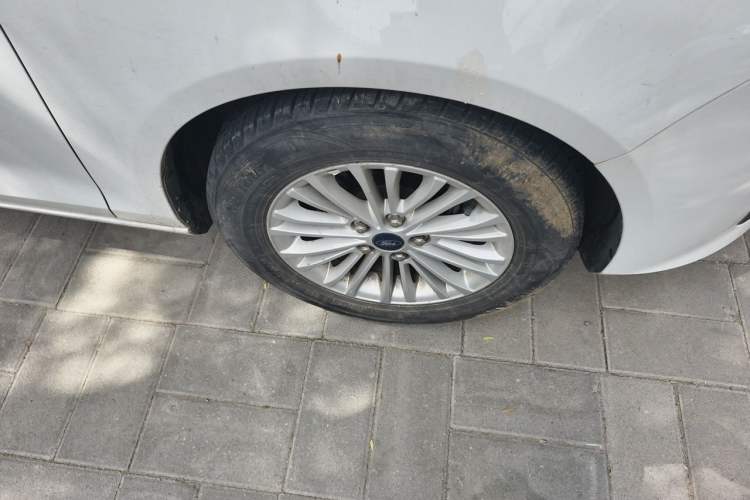 Used Ford Escort 2015 1.5L Manual Comfort Model Right Front Wheel Hub