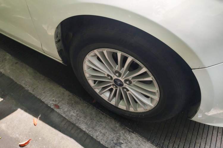 Used Ford Escort 2015 1.5L Automatic Comfort Edition Right Front Wheel Hub