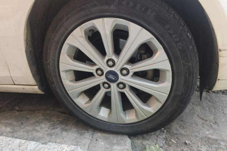 Used Ford Escort 2015 1.5L Automatic Fashion Model Right Front Wheel Hub