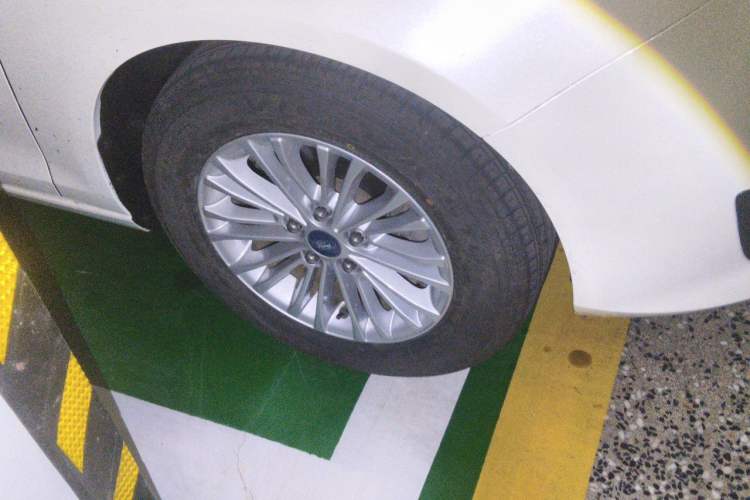 Used Ford Escort 2015 1.5L Manual Comfort Model Right Front Wheel Hub