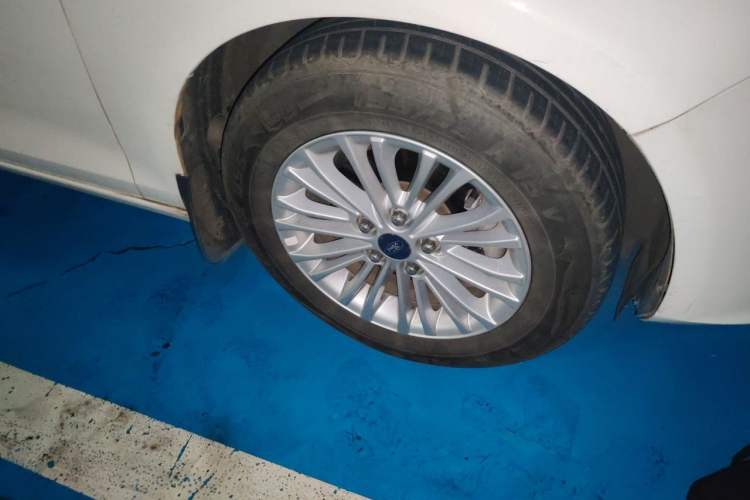 Used Ford Escort 2015 1.5L Automatic Comfort Edition Right Front Wheel Hub