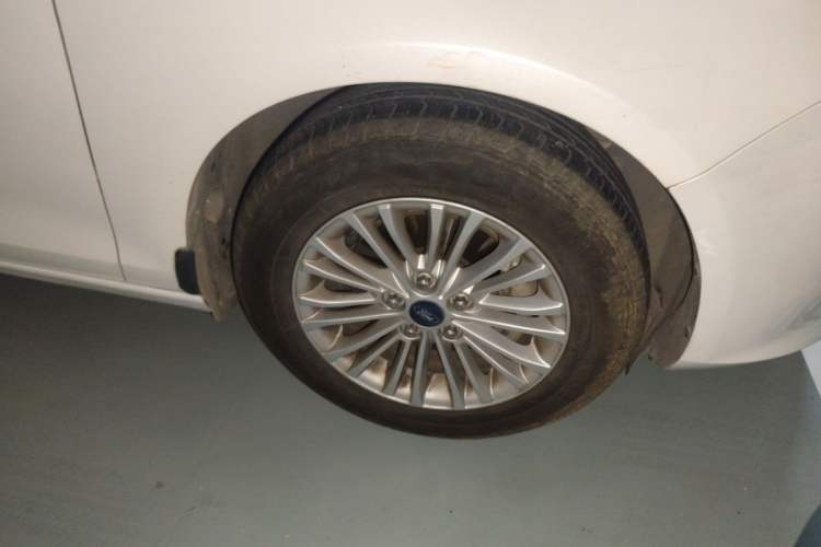 Used Ford Escort 2015 1.5L Automatic Comfort Edition Right Front Wheel Hub