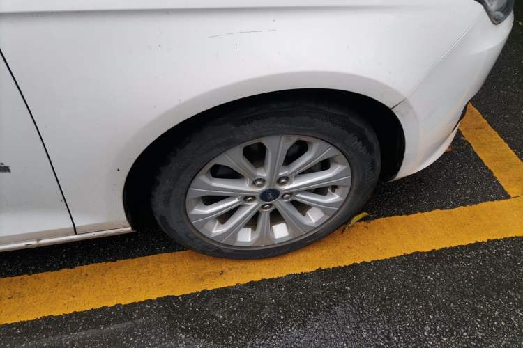 Used Ford Escort 2015 1.5L Automatic Fashion Model Right Front Wheel Hub