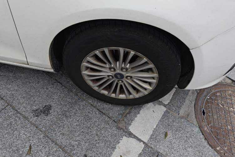 Used Ford Escort 2015 1.5L Automatic Comfort Edition Right Front Wheel Hub