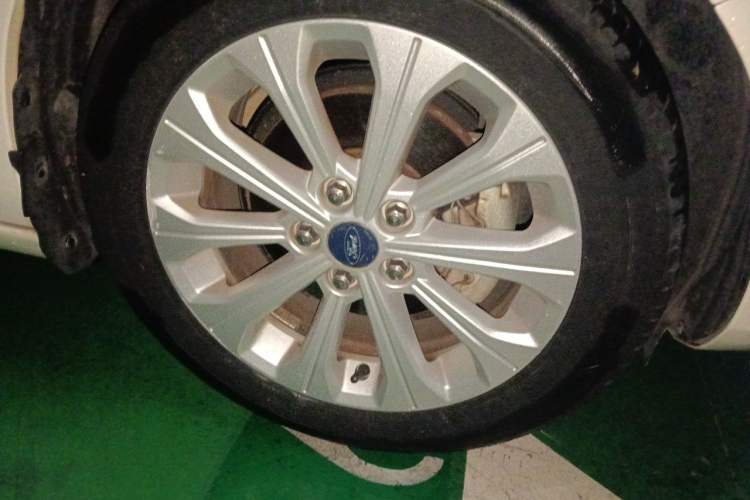 Used Ford Escort 2015 1.5L Automatic Fashion Model Right Front Wheel Hub